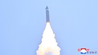 Kim Jong Un mengatakan kinerja sistem rudal tersebut tidak dapat diabaikan di seluruh dunia. Kim juga menyebut sistem tersebut dapat menimbulkan serangan militer yang serius terhadap lawannya sekaligus secara efektif menembus penghalang pertahanan yang ketat. (REUTERS/KCNA)