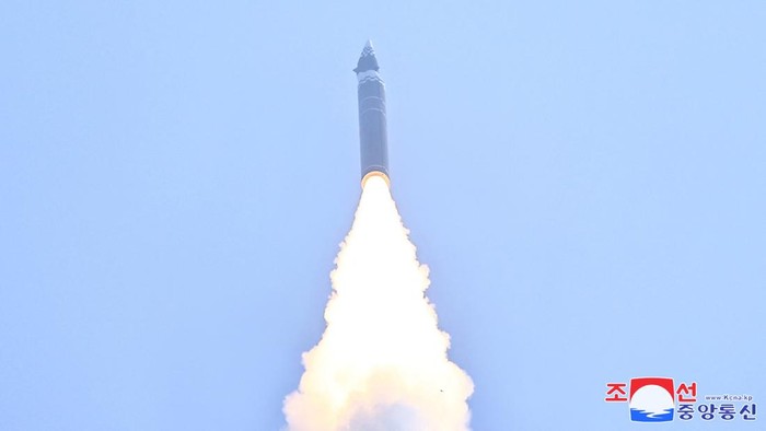 Korut Uji Coba Rudal Hipersonik Terbaru Saat Menlu AS Kunjungi Korsel A missile flies during what state media KCNA says is a test of a new intermediate-range hypersonic ballistic missile at an undisclosed location January 6, 2025, in this photo released on January 7, 2025 by North Korea's official Korean Central News Agency. KCNA via REUTERS ATTENTION EDITORS - THIS IMAGE WAS PROVIDED BY A THIRD PARTY. REUTERS IS UNABLE TO INDEPENDENTLY VERIFY THIS IMAGE. NO THIRD PARTY SALES. SOUTH KOREA OUT. NO COMMERCIAL OR EDITORIAL SALES IN SOUTH KOREA.