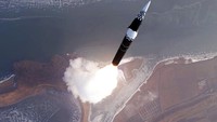 Rudal Korut ini melaju dengan kecepatan 12 kali kecepatan suara sebelum mendarat di air. (REUTERS/KCNA)