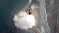 Kim Jong Un mengatakan rudal hipersonik itu mampu terbang sejauh 1.500 km. Angka itu melampaui capaian milik militer Korea Selatan di kisaran 1.100 km. (REUTERS/KCNA)