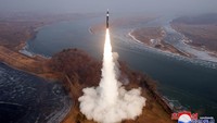 Sebuah rudal terbang selama uji coba rudal balistik hipersonik jarak menengah baru di lokasi yang dirahasiakan di Korea Utara, Senin (6/1/2025). (REUTERS/KCNA)