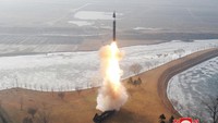 Korea Utara (Korut) telah melakukan uji coba peluncuran sistem rudal hipersonik. Pemimpin Korut, Kim Jong Un, mengatakan sistem rudal canggih itu digunakan sebagai upaya menjaga keamanan negaranya di kawasan Pasifik. (REUTERS/KCNA)