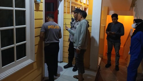 Polisi melakukan olah tempat kejadian perkara (TKP) di sebuah kos-kosan yang menjadi tempat penemuan bayi hasil aborsi di Kota Mataram, NTB, Senin (6/1/2025).