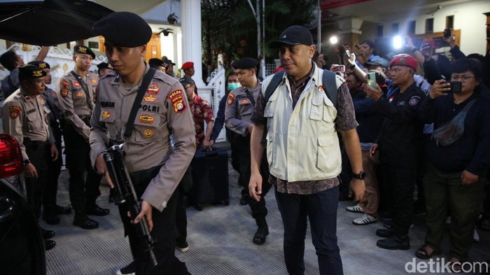 KPK selesai menggeledah rumah Sekjen PDIP Hasto Kristiyanto terkait kasus kasus suap pergantian antarwaktu (PAW) Harun Masiku. Penyidik KPK membawa satu koper dari rumah Hasto, Selasa (7/1/2025).