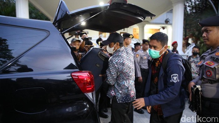 KPK selesai menggeledah rumah Sekjen PDIP Hasto Kristiyanto terkait kasus kasus suap pergantian antarwaktu (PAW) Harun Masiku. Penyidik KPK membawa satu koper dari rumah Hasto, Selasa (7/1/2025).