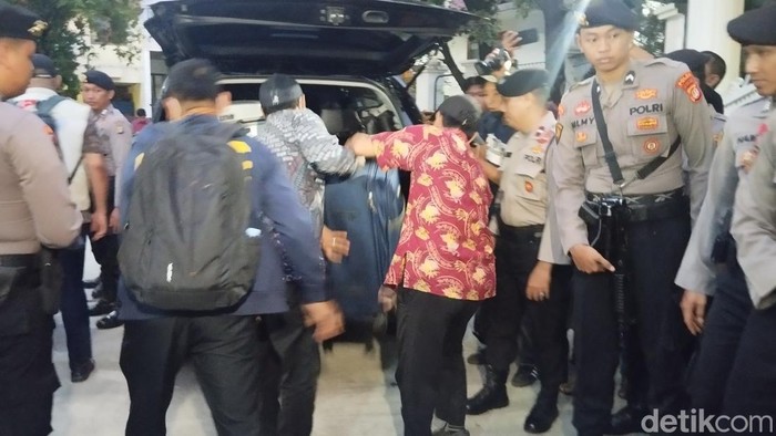 KPK selesai menggeledah rumah Hasto Kristiyanto terkait kasus kasus suap pergantian antarwaktu (PAW) Harun Masiku. KPK membawa satu koper dari rumah Hasto.(Fawdi/detikcom).