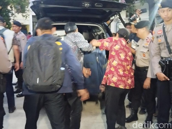 KPK selesai menggeledah rumah Hasto Kristiyanto terkait kasus kasus suap pergantian antarwaktu (PAW) Harun Masiku. KPK membawa satu koper dari rumah Hasto.(Fawdi/detikcom).