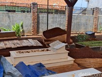 Meninggal karena Tumor Pankreas, Ayah Baim Wong Dimakamkan di Samping Istrinya