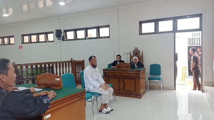 M. Alfikar saat menjalani sidang di PN Lubuk Sikaping, Sumbar. (dok. Istimewa)