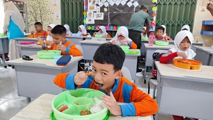 Makan bergizi gratis di Palembang.
