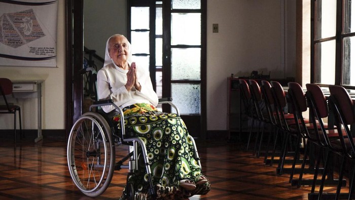 In this photo released by LongeviQuest, Sister Inah Canabarro, 115, puts her hands together in prayer, in Porto Alegre, Brazil, Friday, February 16, 2024. (Carlos Macedo/LongeviQuest, via AP)