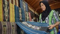 Kain tenun itu dijual seharga Rp700 ribu hingga Rp2 juta tergantung dari jenis dan motif kainnya.  