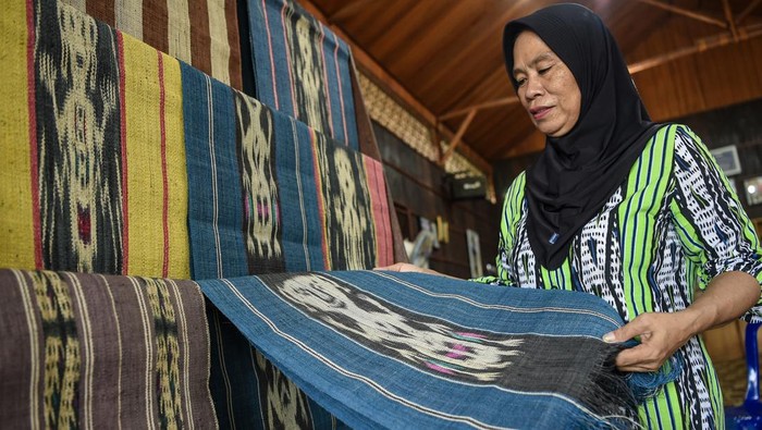 Mengintip Produksi Tenun Ulap Doyo yang Jadi Komoditi Ekspor Perajin menyelesaikan pembuatan kain tenun Ulap Doyo dengan metode Alat Tenun Bukan Mesin (ATBM) di Tenggarong, Kutai Kartanegara, Kalimantan Timur, Selasa (7/1/2025). Tenun khas Kalimantan Timur yang telah menjadi komoditi ekspor itu dijual seharga Rp700 ribu hingga Rp2 juta tergantung dari jenis dan motif kainnya. ANTARA FOTO/M Risyal Hidayat/Spt.