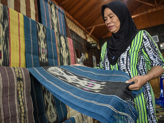 Perajin menyelesaikan pembuatan kain tenun Ulap Doyo dengan metode Alat Tenun Bukan Mesin (ATBM) di Tenggarong, Kutai Kartanegara, Kalimantan Timur, Selasa (7/1/2025). Tenun khas Kalimantan Timur yang telah menjadi komoditi ekspor itu dijual seharga Rp700 ribu hingga Rp2 juta tergantung dari jenis dan motif kainnya. ANTARA FOTO/M Risyal Hidayat/Spt.