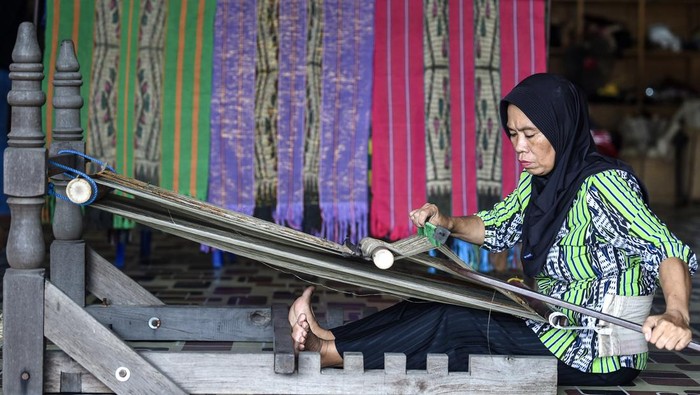 Perajin menyelesaikan pembuatan kain tenun Ulap Doyo dengan metode Alat Tenun Bukan Mesin (ATBM) di Tenggarong, Kutai Kartanegara, Kalimantan Timur, Selasa (7/1/2025). Tenun khas Kalimantan Timur yang telah menjadi komoditi ekspor itu dijual seharga Rp700 ribu hingga Rp2 juta tergantung dari jenis dan motif kainnya. ANTARA FOTO/M Risyal Hidayat/Spt.