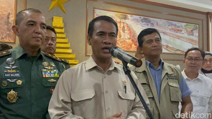 Mentan Amran Sulaiman saat rapat koordinasi di Surabaya.
