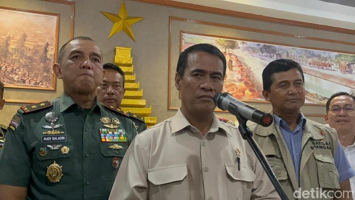 Menteri Pertanian Andi Amran Sulaiman saat konferensi pers di Gedung Balai Prajurit Kodam V Brawijaya.