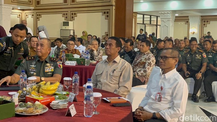 Menteri Pertanian Andi Amran Sulaiman saat konferensi pers di Gedung Balai Prajurit Kodam V Brawijaya.