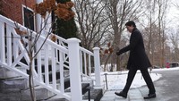 Popularitas Trudeau yang menurun di kalangan publik Kanada juga menjadi faktor signifikan. Sebuah survei menunjukkan bahwa mayoritas warga Kanada merasa kurang puas dengan kinerja pemerintahannya, terutama dalam menangani isu ekonomi dan hubungan internasional. (Sean Kilpatrick/The Canadian Press via AP)