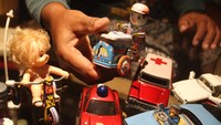 Dodik mulai berburu mainan kuno sejak tahun 2005 dan sudah mengumpulkan ratusan unit yang sebagian besar adalah miniatur mobil berbahan kaleng buatan China maupun Belanda dengan angka tahun produksi 1953 hingga 1995. 