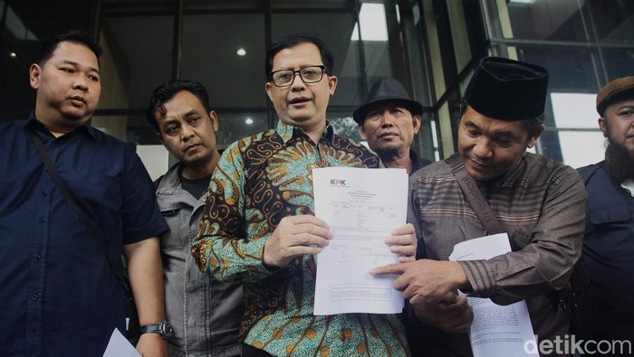 Nurani '98 Bawa Data OCCRP Terkait Jokowi ke KPK Aktivis dari Gerakan NURANI '98 mendatangi gedung KPK. Mereka membawa data terkait laporan OCCRP yang menyatakan Jokowi masuk dalam daftar nominasi koruptor dunia.