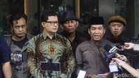 Ubaidillah Badrun, Ray Rangkuti dan para aktivis dari Gerakan NURANI 98 memberikan pernyataan pers usai membuat laporan pengaduan masyarakat di gedung KPK, Jl Kuningan Persada, Selasa (7/1/2025).   