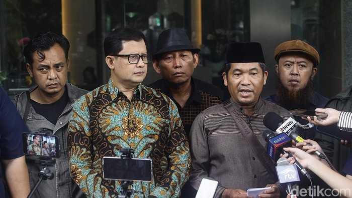 Aktivis dari Gerakan NURANI '98 mendatangi gedung KPK. Mereka membawa data terkait laporan OCCRP yang menyatakan Jokowi masuk dalam daftar nominasi koruptor dunia.