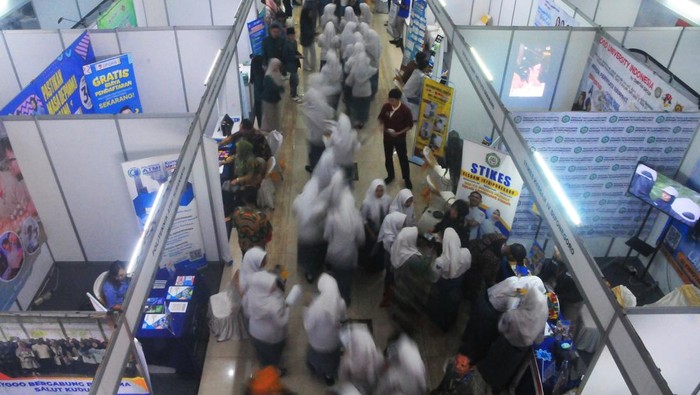 Pameran Perguruan Tinggi dan Dunia Kerja Bagi Siswa Sejumlah pengunjung mencari informasi tentang perguruan tinggi saat Pameran Perguruan Tinggi dan Dunia Kerja Bagi Siswa di Gedung JHK, Kudus, Jawa Tengah, Selasa (7/1/2025). Pameran yang diselengarakan oleh Musyawarah Guru Bimbingan Konseling (MGBK) setempat itu diikuti 79 stan dari perguruan tinggi dan DUDI (Dunia Usaha dan Dunia Industri) dengan sasaran pengunjung 14.470 dari siswa SMA, SMK serta MA yang berlangsung hingga 8 Januari 2025. ANTARA FOTO/Yusuf Nugroho/YU