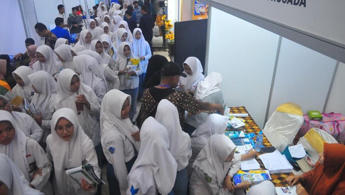Pameran Perguruan Tinggi dan Dunia Kerja Bagi Siswa Sejumlah pengunjung mencari informasi tentang perguruan tinggi saat Pameran Perguruan Tinggi dan Dunia Kerja Bagi Siswa di Gedung JHK, Kudus, Jawa Tengah, Selasa (7/1/2025). Pameran yang diselengarakan oleh Musyawarah Guru Bimbingan Konseling (MGBK) setempat itu diikuti 79 stan dari perguruan tinggi dan DUDI (Dunia Usaha dan Dunia Industri) dengan sasaran pengunjung 14.470 dari siswa SMA, SMK serta MA yang berlangsung hingga 8 Januari 2025. ANTARA FOTO/Yusuf Nugroho/YU
