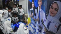 Sejumlah pengunjung mencari informasi tentang perguruan tinggi saat Pameran Perguruan Tinggi dan Dunia Kerja Bagi Siswa di Gedung JHK, Kudus, Jawa Tengah, Selasa (7/1/2025).  