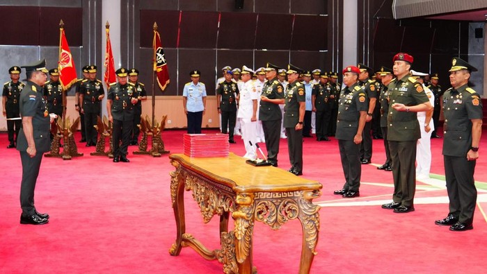 Panglima TNI Jenderal TNI Agus Subiyanto memimpin upacara sertijab 9 pati TNI dari Pangkogabwilhan I hingga Dankoopsus. (dok Puspen TNI)