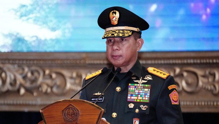 Panglima TNI Jenderal TNI Agus Subiyanto memimpin upacara sertijab 9 pati TNI dari Pangkogabwilhan I hingga Dankoopsus. (dok Puspen TNI)