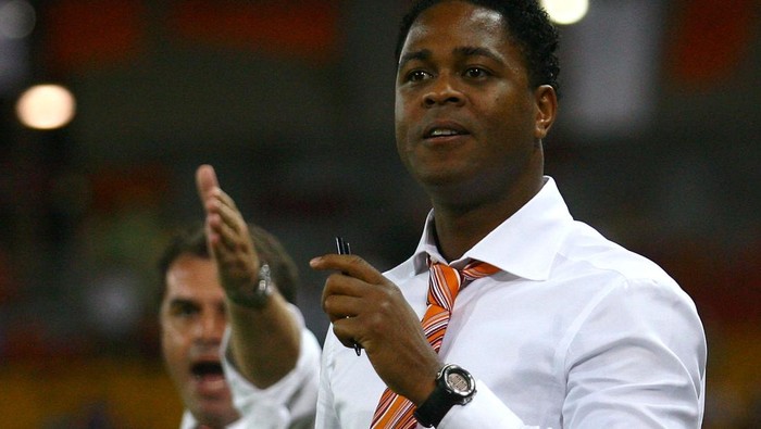 BRISBANE, AUSTRALIA - JANUARY 30:  Former Dutch international player Patrick Kluivert and Roar coach Ange Postecoglou watch on eagerly from the sideline during the round 25 A-League match between the Brisbane Roar and Sydney FC at Suncorp Stadium on January 30, 2010 in Brisbane, Australia.  (Photo by Bradley Kanaris/Getty Images)