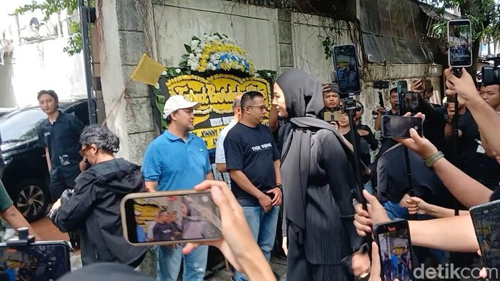 Paula Verhoeven datang ke rumah duka Baim Wong