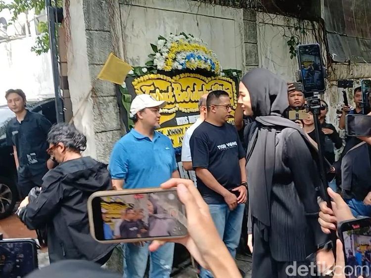 Paula Verhoeven Tak Banyak Bicara Melayat ke Rumah Duka Ayah Baim Wong