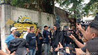 Innaa lillaahi wa innaa ilaihi raajiuun, allahummaghfirlahu warhamhu wa afihi wafu anhu. Selamat Jalan papa, terima kasih semua kasih sayang dan cinta papa untuk kami semua, minta doanya untuk papa Johnny, kata Paula dalam Instagram Stories miliknya dilihat detikcom, Selasa (7/1/2025).Foto: Febri/detikhot