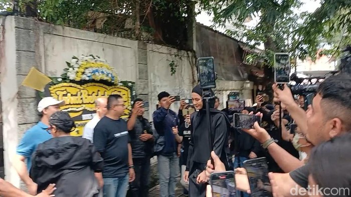 Paula Verhoeven datang ke rumah duka Baim Wong