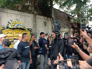 Paula Verhoeven Melayat ke Rumah Duka Ayah Baim Wong
