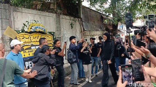 Paula Verhoeven datang ke rumah duka Baim Wong