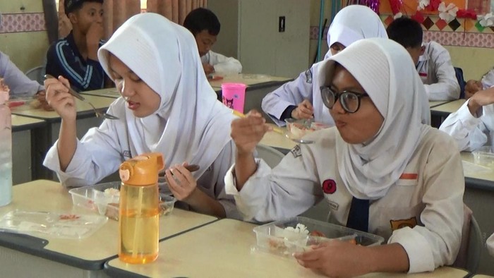 Pelaksanaan program Makan Bergizi Gratis di SMP Negeri 19 Palembang.