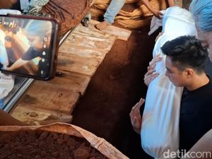 Turun ke Liang Lahat Makamkan Sang Ayah, Baim Wong: Minta Doanya
