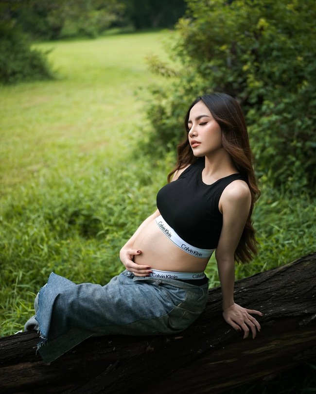 Mahalini melengkapi penampilan maternity-nya dengan rok denim selutut berpotongan pensil. Foto: Instagram/@mahaliniraharja