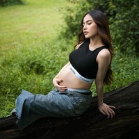 Mahalini melengkapi penampilan maternity-nya dengan rok denim selutut berpotongan pensil. Foto: Instagram/@mahaliniraharja