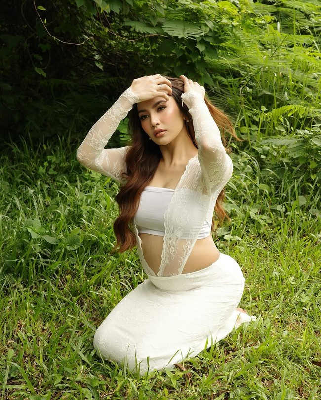 Mahalini menata rambutnya bergelombang terurai. Makeup natural mempercantik wajahnya. Foto: Instagram/@mahaliniraharja