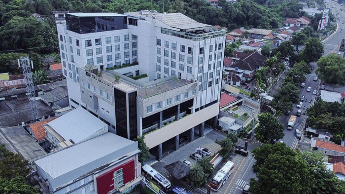Foto udara sejumlah kendaraan terparkir di halaman gedung Hotel Aruss Semarang yang masih beroperasi usai disita Bareskrim Mabes Polri di Semarang, Jawa Tengah, Selasa (7/1/2025). Polri menyita Hotel Aruss yang ditaksir bernilai Rp200 miliar tersebut karena diduga dibangun dari uang hasil judi daring atau tindak pidana kejahatan pencucian uang (TPPU). ANTARA FOTO/Makna Zaezar/Spt.