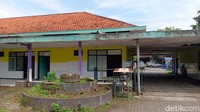 Beberapa ruangan bekas pelayanan rawat inap VIP di RSUD Kertosono lama Nganjuk yang sudah lama terbengkalai sempat dimanfaatkan oknum menjadi tempat hiburan Karaoke dan penginapan tanpa izin.