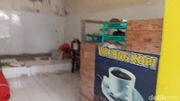 Oknum yang memanfaatkan bangunan lama RSUD tersebut memanfaatkan 4 ruangan untuk karaoke dan 3 lainnya menjadi tempat penginapan.