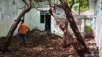 Salah satu bagian RSUD yang berada di Desa Banaran, Kecamatan Kertosono, Nganjuk. Lokasinya banyak tumbuhan liar dan terlihat kumuh.