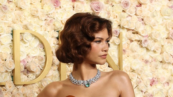 7 Foto Zendaya Pamer Cincin Berlian di Golden Globes, Dilamar Tom Holland