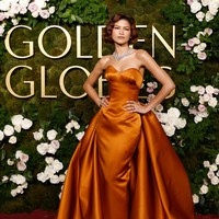 Zendaya hadir di karpet merah Golden Globes 2025 yang digelar The Beverly Hilton, Beverly Hills, California, Minggu (5/1/2025) malam. Dia datang tanpa ditemani kekasihnya aktor Tom Holland.  Foto: WireImage/Matt Winkelmeyer
